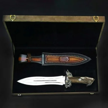 Cuchillo Muela Agarre-Lujo en estuche de presentación con funda repujada y acabados en plata en Carril Outdoor.