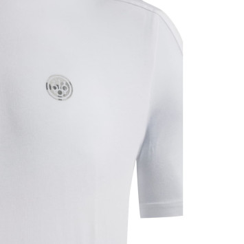 Detalle del logo camo Beretta 500 Years en camiseta blanca