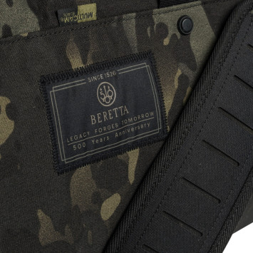 Etiqueta Beretta 500 Years Anniversary en bolsa Multicam Black