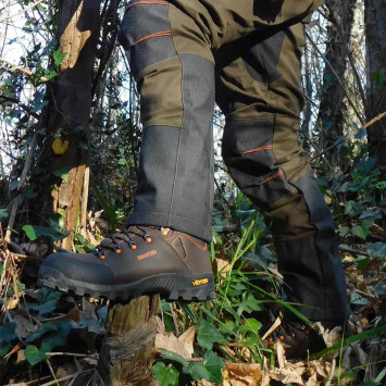 Botas DIOTTO NATURE en uso sobre terreno forestal con vegetación densa