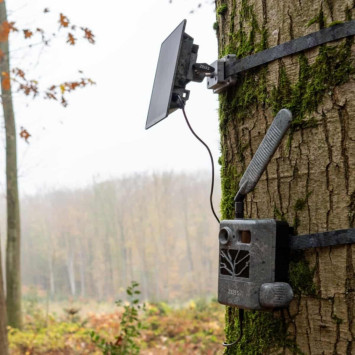 ZEISS Solar-Panel Mini instalado junto a una cámara de rastreo en un árbol