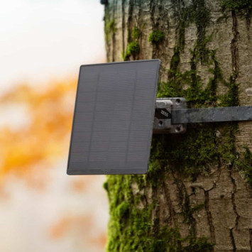ZEISS Solar-Panel Mini fijado a un árbol mediante soporte orientable