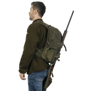 Cazador con mochila HART SPEAN 25 y rifle sujeto en el sistema portarrifle