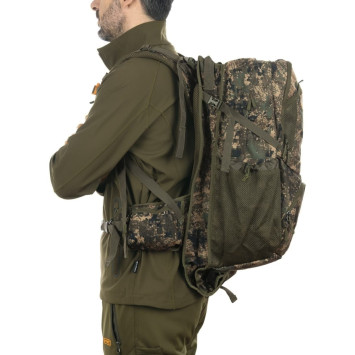 Mochila HART TOPEK Camo 40 ajustada durante una jornada de caza