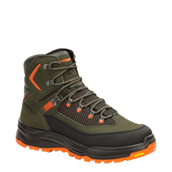 Bota Chiruca Atenea Hi Vis 11 verde con detalles naranja y suela Vibram en Carril Outdoor