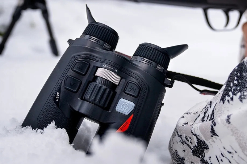 alt="Binocular térmico Nocpix QH35R en arnés de transporte"