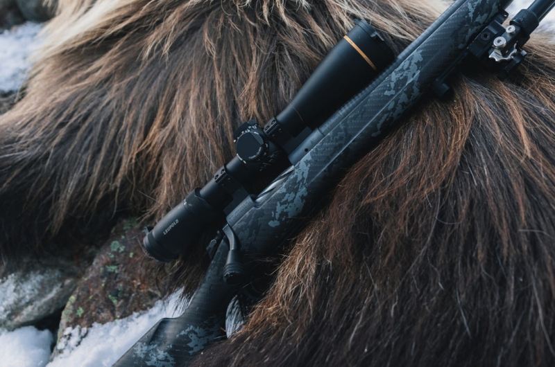 alt="Rifle de rececho 2,6 kg Bergara B14² Cima CF en montaña"