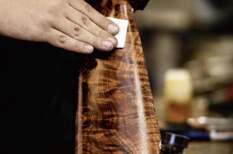Rifle Blaser R8 Grand Luxe con madera de clase 6: lujo natural disponible en Carril Outdoor