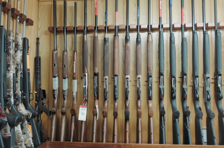 Exposición de rifles en Armería Carril Outdoor Salamanca