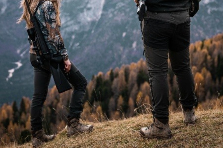 Pareja de cazadores con bota Zamberlan en montaña rocosa