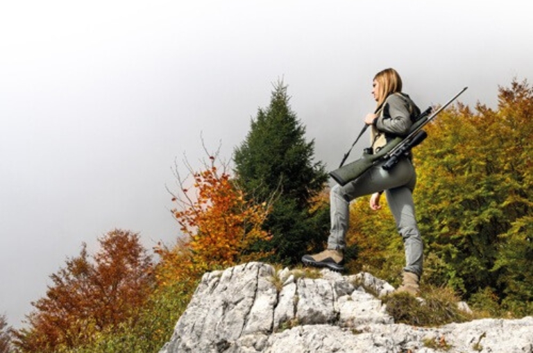 Cazadora en la montaña con bota Zamberlan, lista para la acción