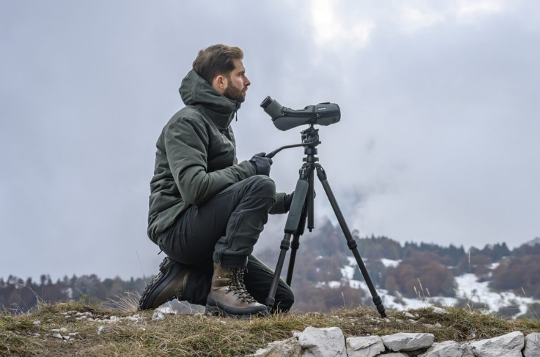Explorador observando la montaña con bota Zamberlan en entorno nevado