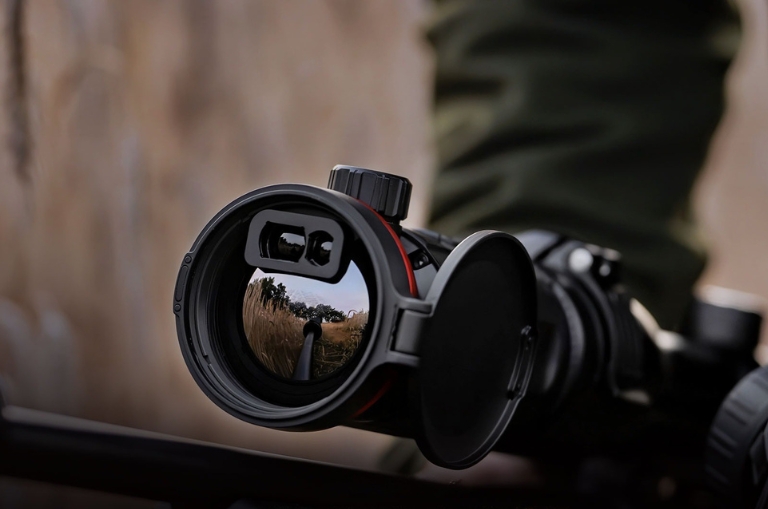 Visores térmicos 2025 tipo clip-on HIKMICRO Thunder montado en rifle para caza nocturna, disponible en Carril Outdoor.