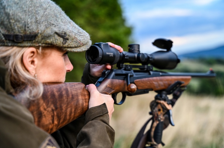 Mujer cazadora con visor Z6i Swarovski Optik montado