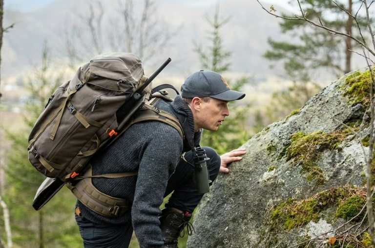Mochilas Vorn en rececho: cazador con mochila porta rifle en montaña, cómoda y estable