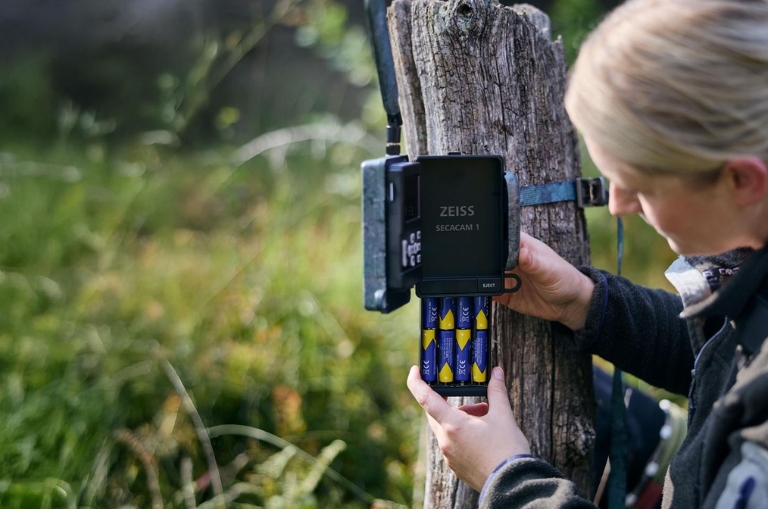 Instalación de baterías en la Cámara Zeiss Secacam 1 en entorno natural