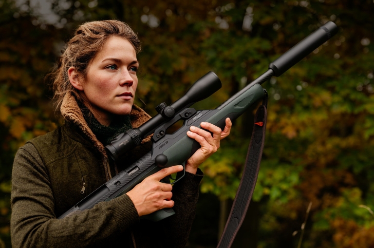 Cazadora profesional con rifle Walther RS3 Pro Pine ideal para monte cerrado
