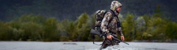 Cazador en montaña en condiciones duras con rifle Blaser R8 Professional 2.0