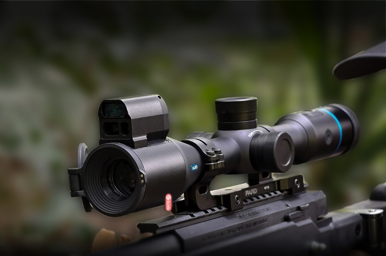 Visores PARD en uso: Night Stalker con telémetro LRF y montaje en carril del rifle