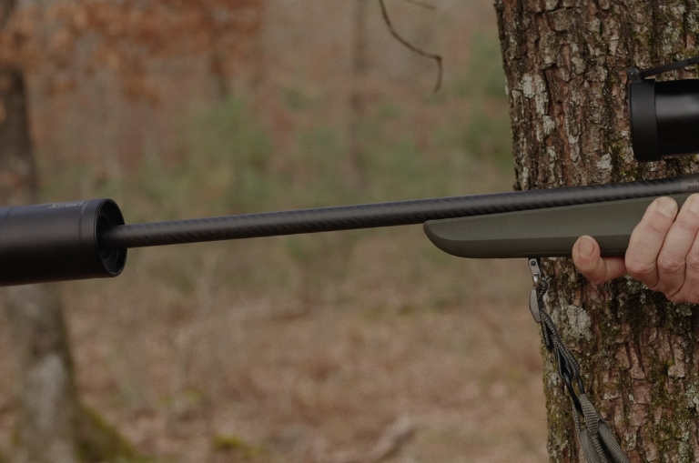 Detalle del cañón recubierto de carbono del Beretta BRX1 Western Hunting y su culata verde en el monte