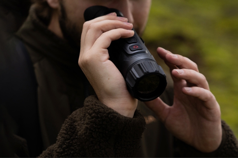 Detalle del monocular térmico HIKMICRO LYNX Pro 3.0 en uso