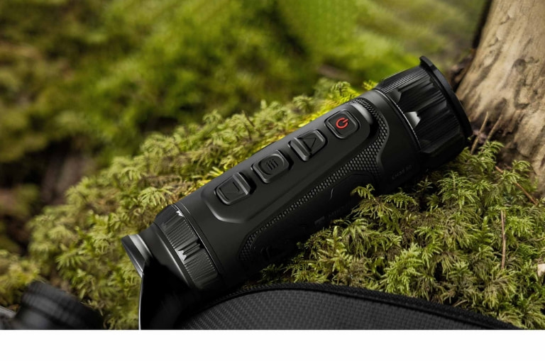 Monocular térmico HIKMICRO LYNX Pro 3.0 sobre musgo en entorno de campo