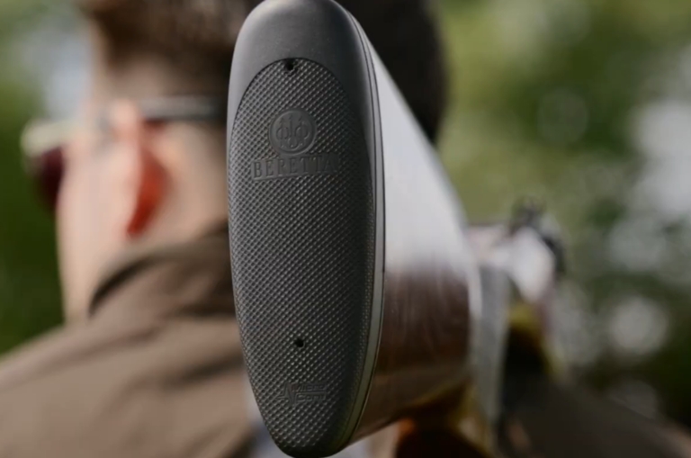 Cantonera de la Beretta A400L y detalle de la culata de madera