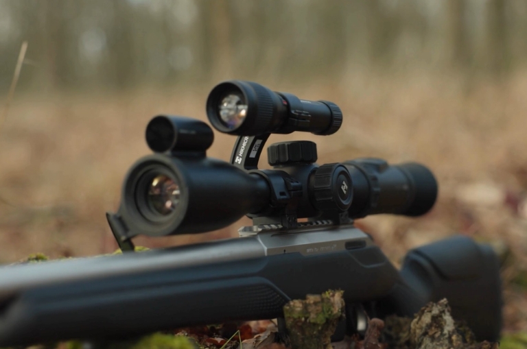 HIKMICRO Alpex Pro A50PL con iluminador montado sobre rifle