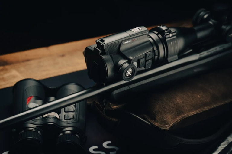 Nocpix Mate clip-on montado en rifle junto a prismáticos de caza