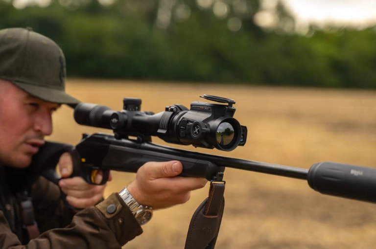 Cazador apuntando con rifle equipado con clip-on térmico Nocpix Mate