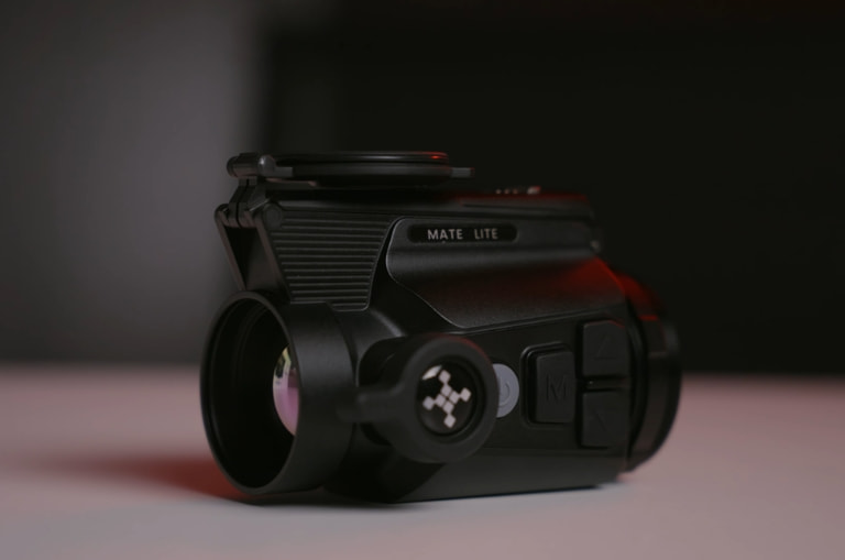Detalle del monocular térmico Nocpix Mate Lite para acoplar a visor diurno