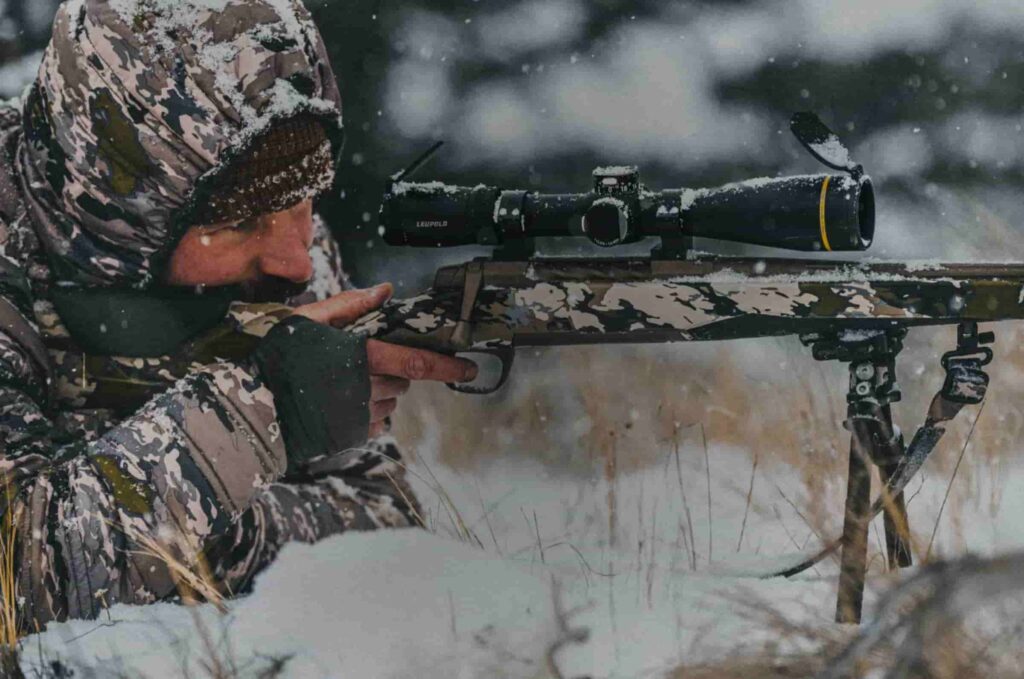Cazador con visor Leupold en nieve para rececho de corzo