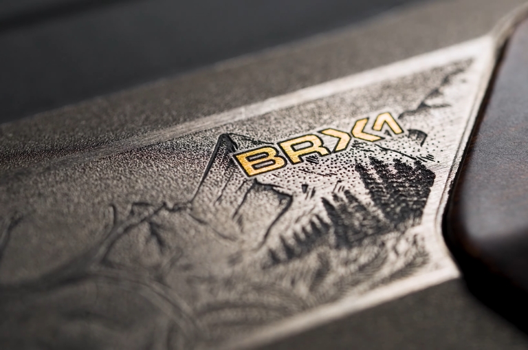 Detalle del grabado y logotipo de la Beretta BRX1 500 Años Edición Limitada