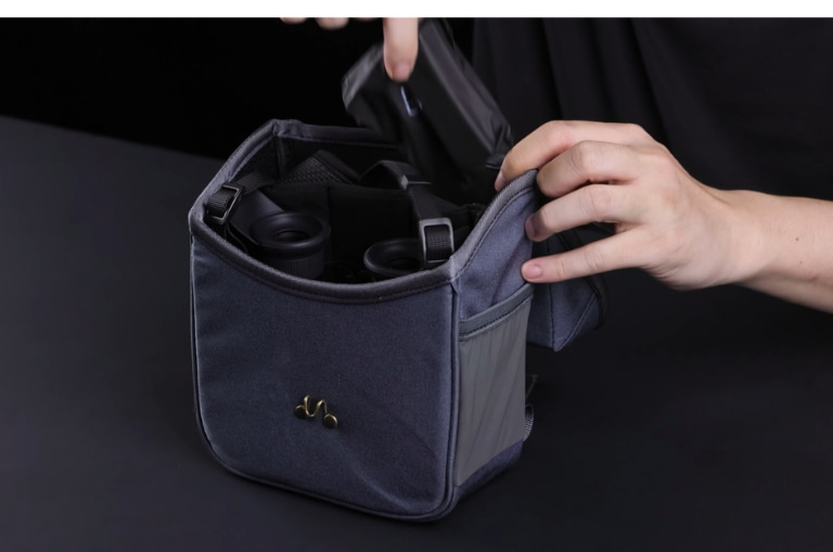 Persona guardando los prismáticos PARD Osprey 4K en su funda de transporte
