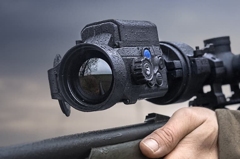 Acoplable de visión térmica Pulsar Krypton 2 FXG50 montado en un visor bajo la lluvia