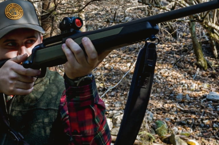 Rifle Steyr RMS Wild verde con acción de cerrojo rectilíneo en entorno de caza