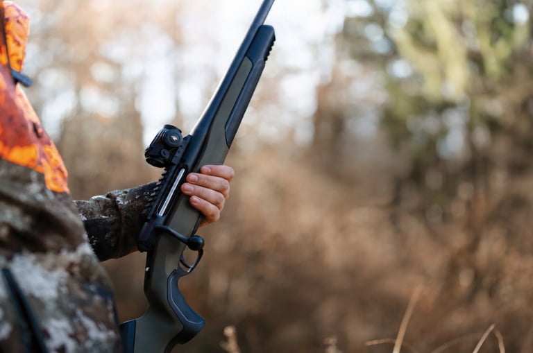 Rifle Steyr RMS Wild verde en entorno de caza mostrando su diseño y construcción