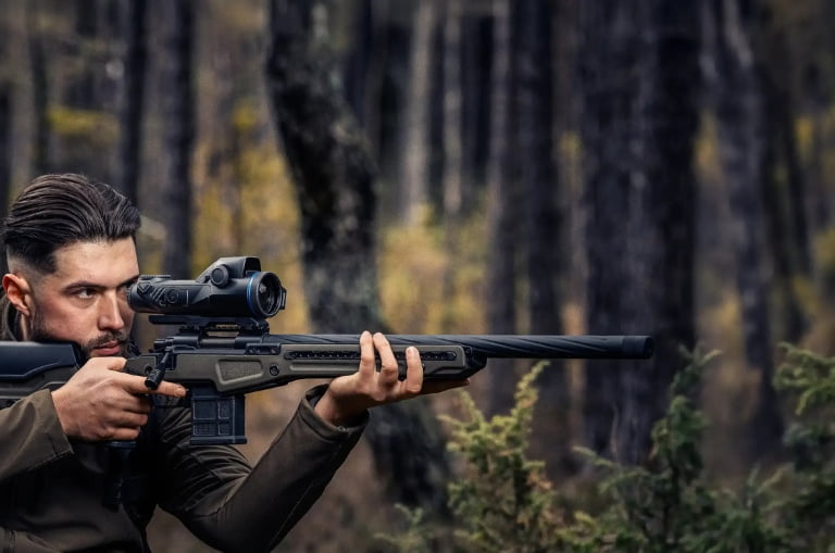 Visor térmico Pulsar Trail 3 montado en un rifle durante una jornada en el bosque
