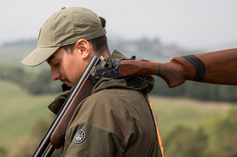 Cazador con gorra Beretta durante una jornada de media veda