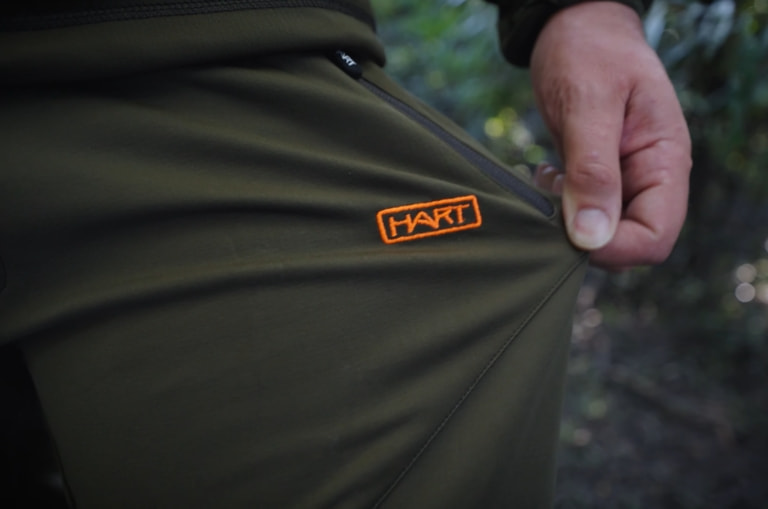 Detalle de pantalón HART ligero para caza en media veda
