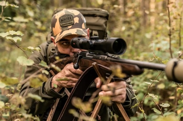 ifle Mauser M25 Max con visor durante una jornada de caza