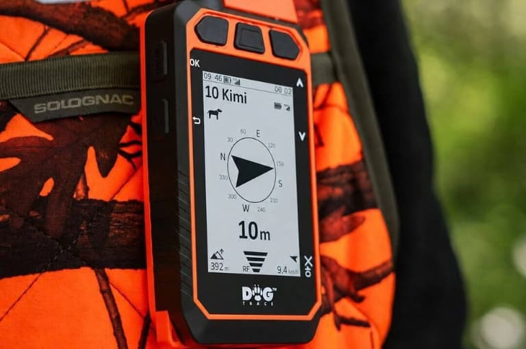 Pantalla del mando Dogtrace GPS X40 con brújula durante su uso en campo