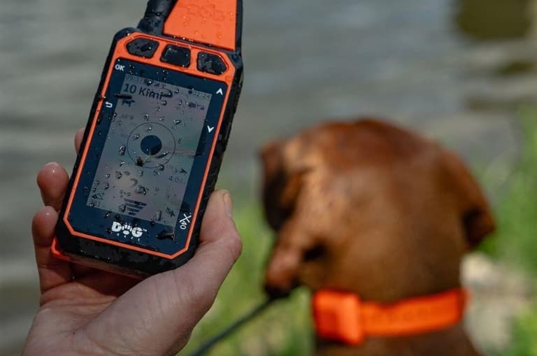 Mando Dogtrace GPS X40 resistente al agua durante una jornada de campo