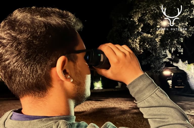 Roberto utilizando los prismáticos Nocpix Omni en una prueba de observación